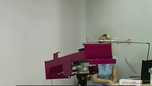 Amber spanking-maschine - nackte rückenpeitsche