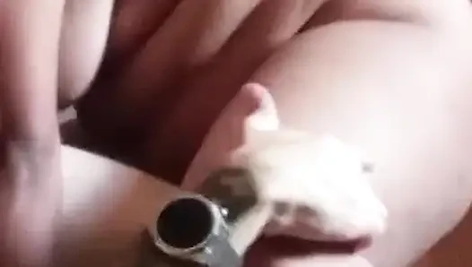 Ngentot istri hot rambut cokelat di jendela hotel supaya semua orang bisa liat