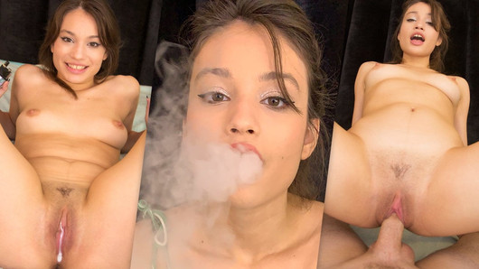 Đầy sân khấu trường đại học tuổi teen liv hoang dại vaping và cho blowjob