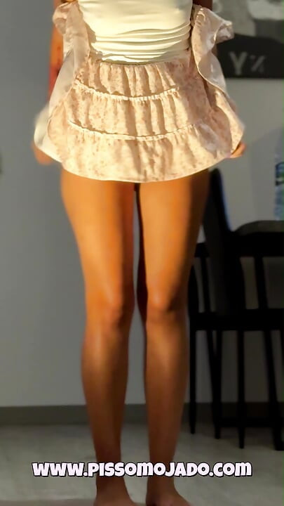 尿急憋尿挑戰：穿著各種衣服忍著滿滿的膀胱，直到尿濕自己並尿在地板上
