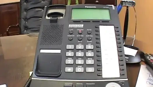 Pelacur mungil muda yang liar menunggangi kontol yang solid!