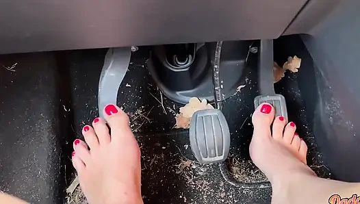 Mengemudi tanpa alas kaki dan tanpa celana dalam