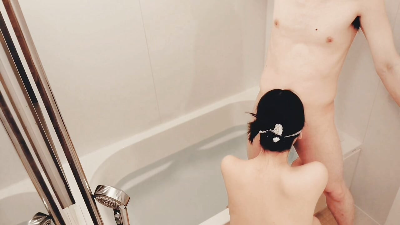 Kąpiel razem z uroczą, młodą żoną. Kiedy zaczyna czuć przyjemność z pieszczoty mnie, dostaję się do wytrysku z a. Domowa amatorka private shoot