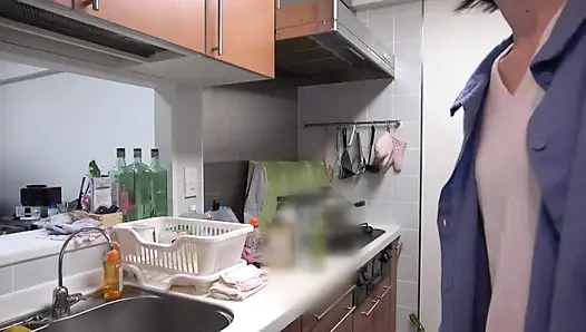 A121B09 berkunjung ke rumah istri! Dengan vibratorku sendiri, aku berteriak, "Tidak! Tidak!" Istri langsing mewarnai kulit putihnya yang telanjang merah dan mulai merasakan kesenangan!