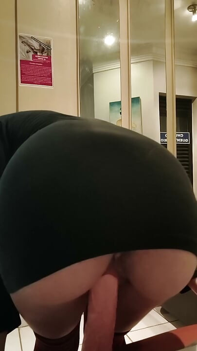 Kvinde i kjole skubber dildo ind i sin fisse