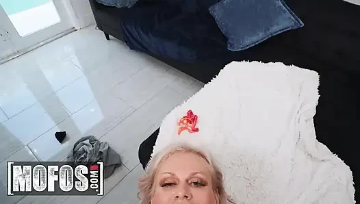 MOFOS - ein perverser typ findet die geile milf casca Akashova und reibt lotion überall auf ihren massiven titten, bevor er sie fickt