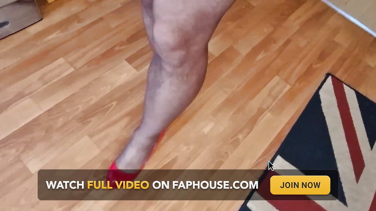 Marcher en talons rouges