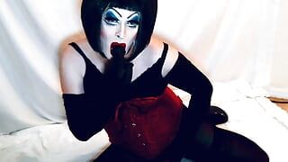 Sissy drag-königin in schwerem Make-up spielt mit Buttplugs, arsch zu mund