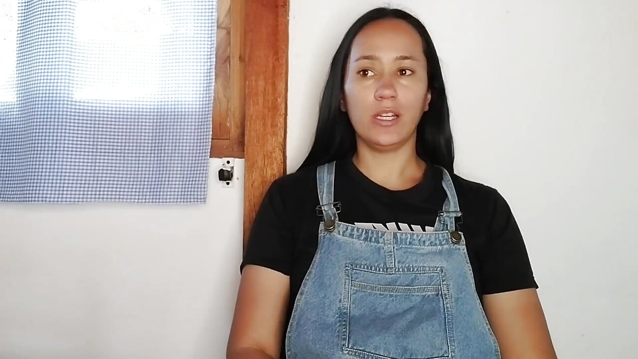 Les voisins m'attrapent en train de me masturber et m'invitent à faire un trio avec son mari