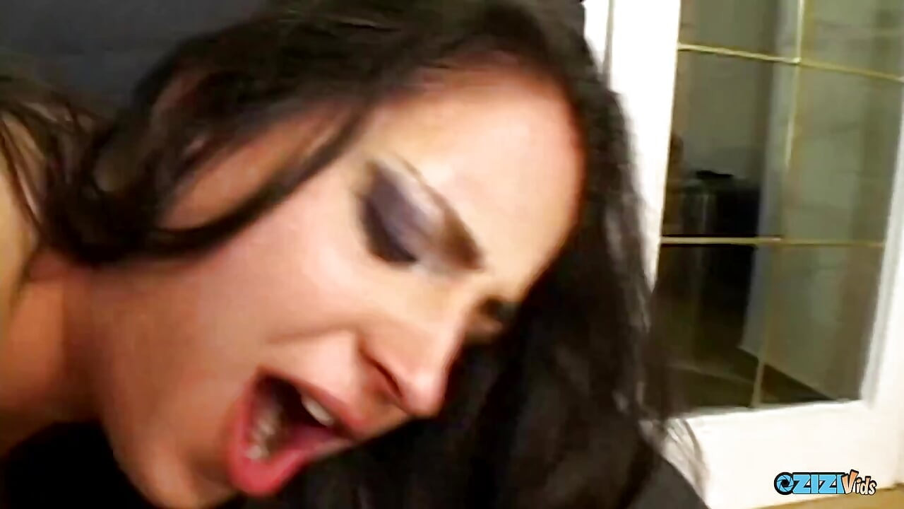 爬上不透明的丝袜, 看到一个女人像女神一样享受双洞齐插