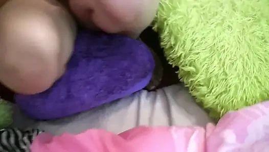 Юная блондинка сосет хуй