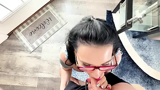 Ibu tiri menghadapi bully tetapi berubah menjadi pelacurnya & dicrot di muka banyak banget