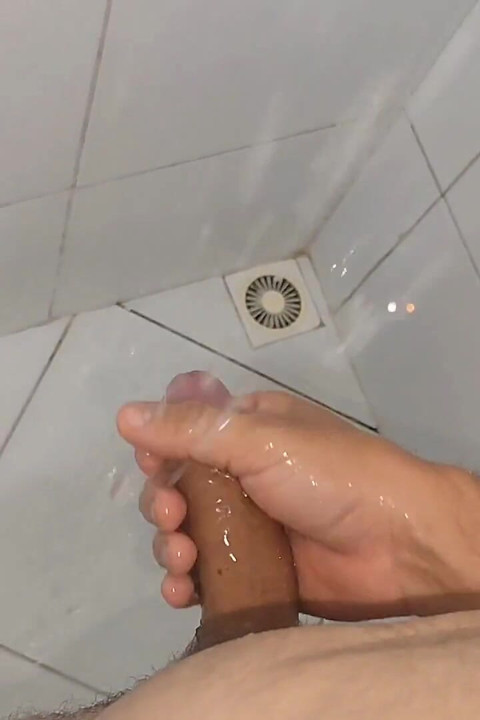 El agua fuerte en el prepucio excita el glande del líquido preseminal.