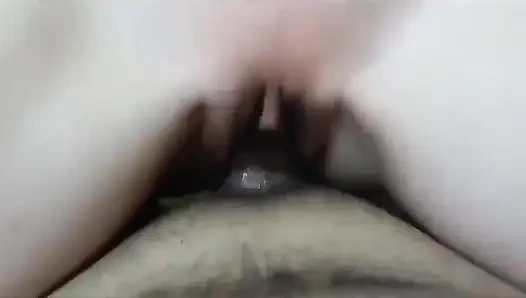 Zenci adam sikini genç beyaz kıza gömüyor.