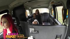 Weibliche gefälschte Taxi Rothaarige Zunge macht ziemlich schicke Muschi kommen