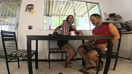 Saya memberi suami teman saya blowjob dan vagina di bawah meja pada hari ulang tahunnya