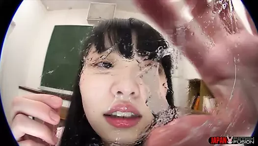 Boş sınıfta, üniversiteli kız Soyo Higashiyama hapşırdıktan sonra merceği sümükle kapatıyor, sonra yalıyor