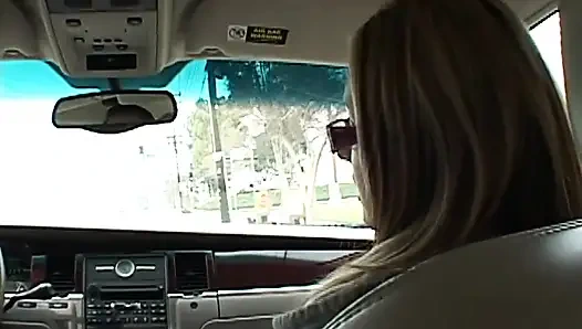 Güzel genç amcıklı amatör götten sikiliyor ve ağzına büyük yarakla boşalıyor