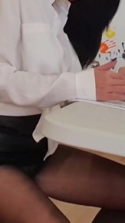 Seksi sekreter ilk iş günü ateşli üniforma | Klip 1