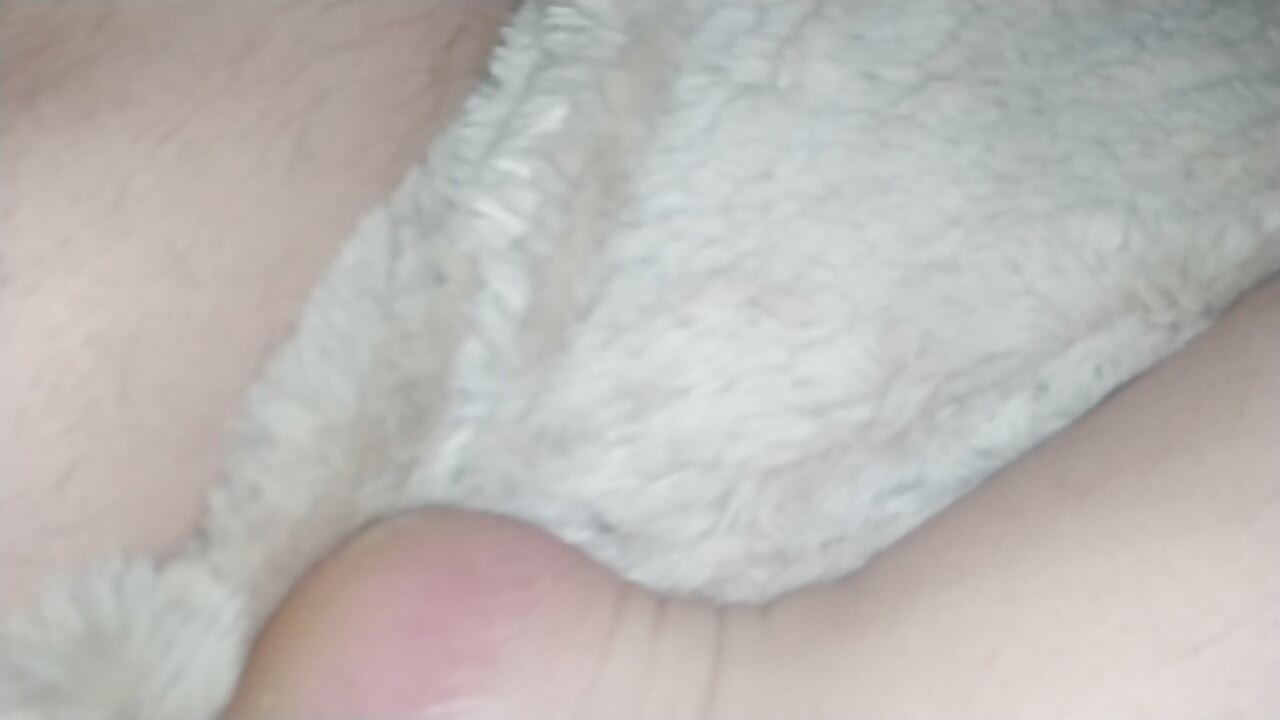 Ursulețul twink se joacă cu picioarele și picioarele iubitului său
