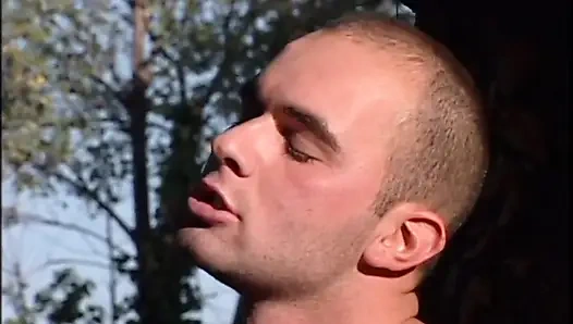 Güzel orta yaşlı seksi kadın ile açık havada sikişiyor ve ağzına büyük bir yarakla boşalıyor