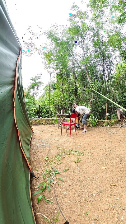 Extraños teniendo sexo en un camping público.