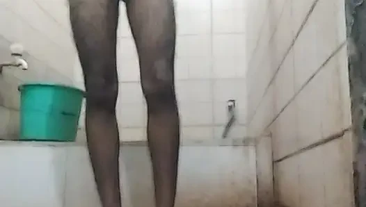 Yalnız banyo yapıyorum, lütfen biri gelsin