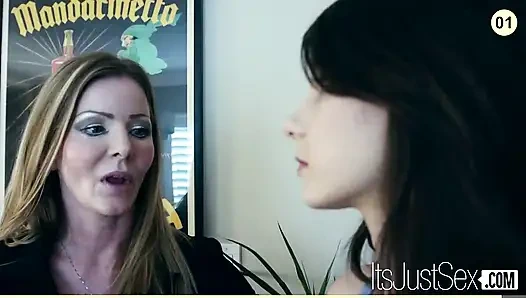 Blonde MILf Amber michaels leckt Die Beweise von Rilee Marks (Silberfüchse und die engen jungen boxen)