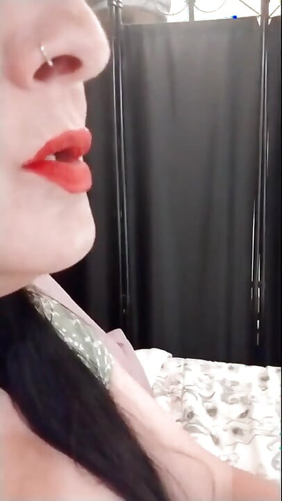 可爱的吸烟熟女红色口红