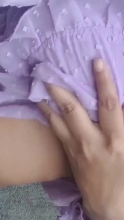 Moment memorabil de la "Colaj indian Bhabhi Falguni Soni arată țâțe mari și futai cu degetul în pizdă roz până la spermă. În hindi