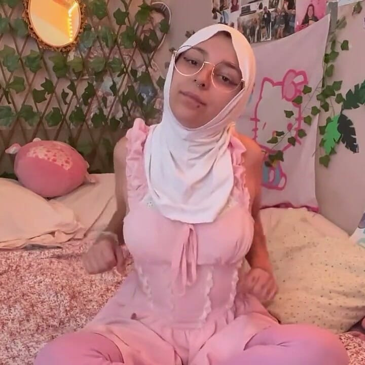 muslim- yoga- in- hijab- in- bed