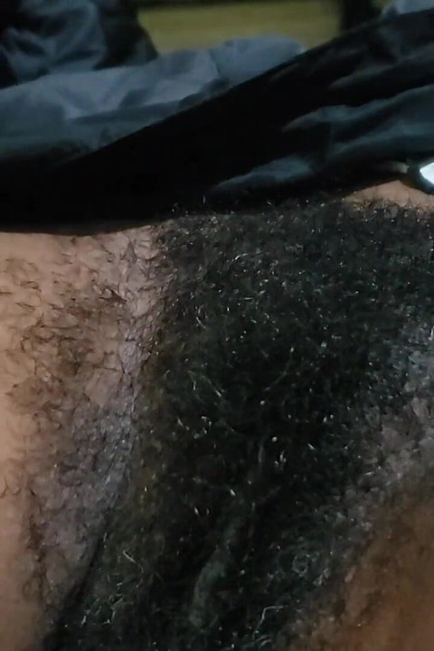 בייב כוס שעירה נהנית מחוויה נועזת וחושנית עם אנרגיה בטוחה, כימיה גולמית וחיבור אינטימי