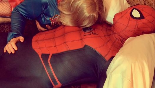 Supergirl baise Spiderman