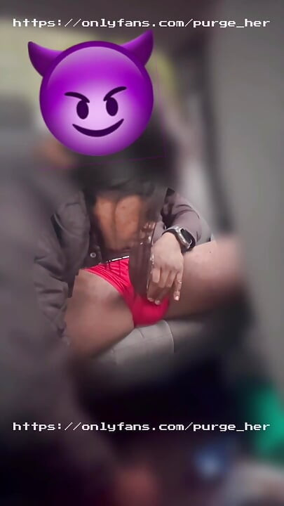 彼女は快楽のために私のチンコをしゃぶった