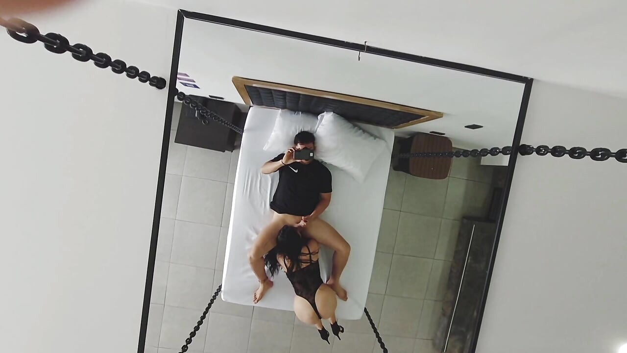 PARTE UM linda latina adora fazer amor.. Ele dá a bunda e deixa encher de leite