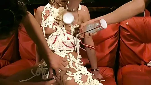 Hanya tiga pria yang bisa memuaskan perawat ini