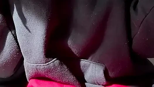VERZWEIFELTe SPORTBEKLEIDUNG, BENETZen: Teenager hält pinkel beim Ausprobieren von Sportbekleidung, bis die Blase explodiert &pissende Leggings!