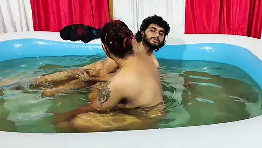 Pasangan mandi di kolam renang