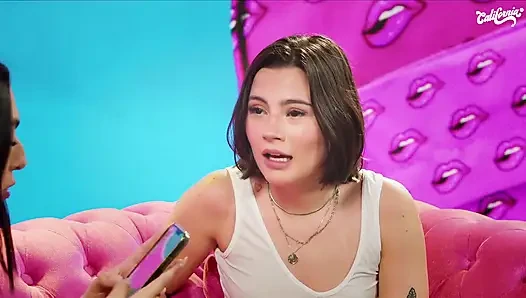 Si rambut cokelat nakal itu masturbasi teman mudanya