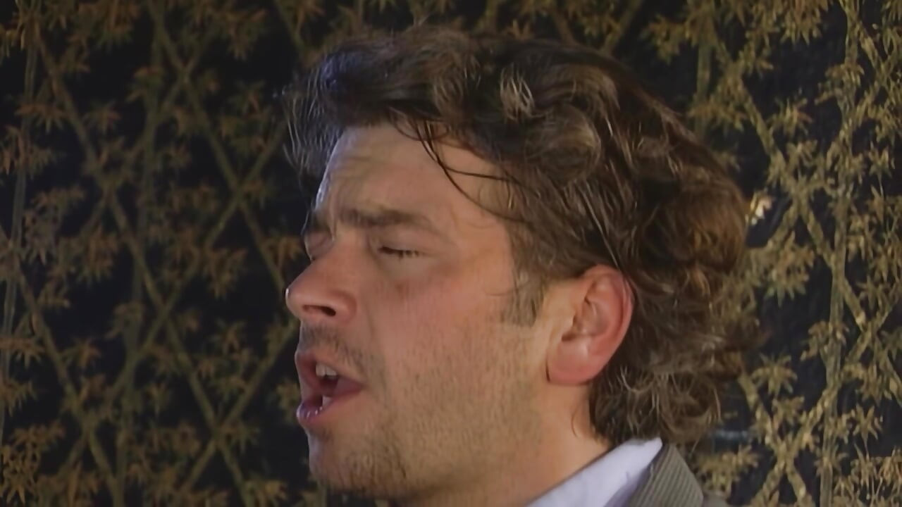 Sarışın Gina Wild sert istiyor, büyük yaraklarla sikişiyor ve boşalıyor