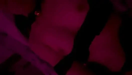 Echtes paar, intimer moment unter roten ampeln