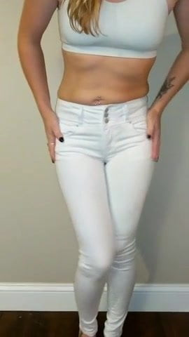 Piss - Wet Scarlet - Scarlet Pees Her Skintight White Jeans