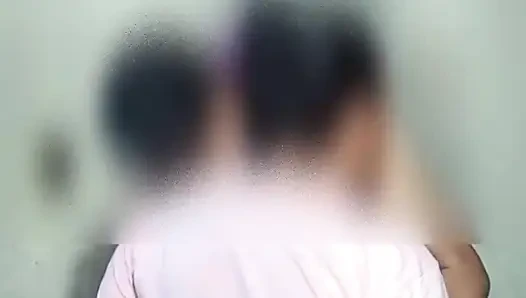 Üvey anne ateşli ve seksi meme uçları ile oynuyor