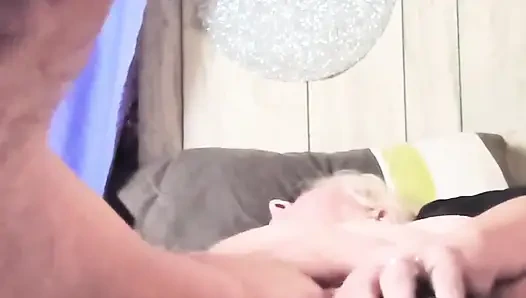 Memek becek cewek ini dientot habis-habisan sama kontol besar pria kulit hitam sampai muncrat