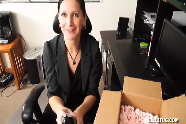 Kelly Decides to Make a Live Demonstration of Her New Lube