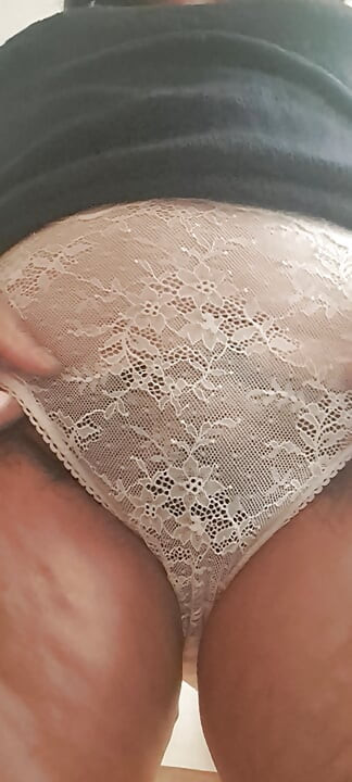 แม่เลี้ยงโชว์กางเกงในลูกไม้ใหญ่ในกล้อง