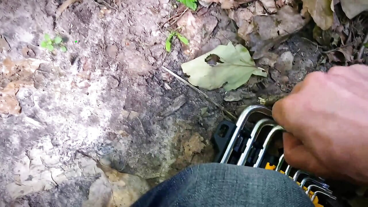 ¡estúpida Morena Rompió Una Bici En El Bosque Y Pagó Con Un Coño Las Reparaciones! Jodido Perrito