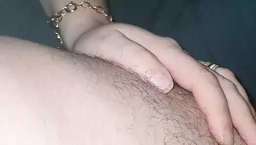 Paso mamá masturbación con la mano peludo hijastro culo en cama