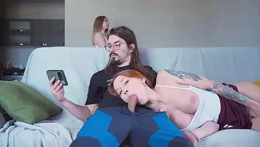 Üvey kız kardeş aradıklarında üvey erkek kardeşinin kız arkadaşının yerini alıyor, ancak kız arkadaş bunu öğreniyor ve onlara katılıyor