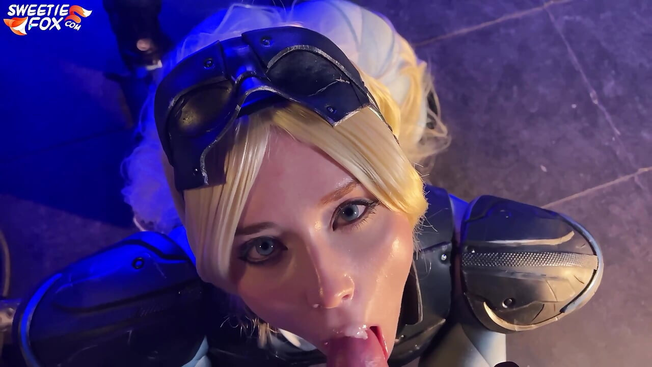 Tesão nova de Starcraft chupa pau e engole porra